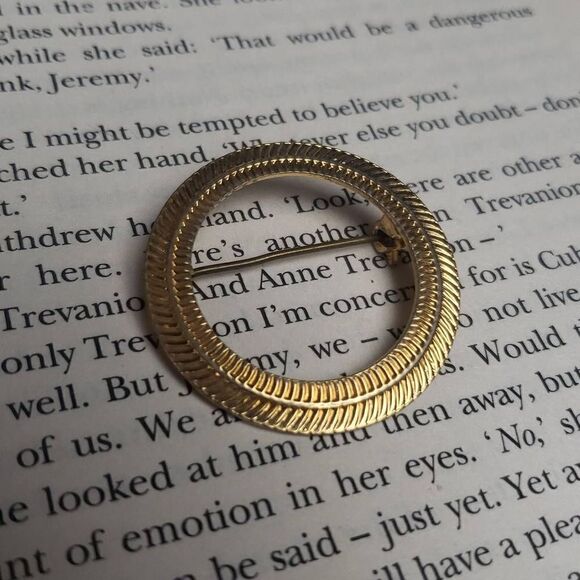 Vintage Ribbed Gold Tone Circle Pin - Picture 1 of 6